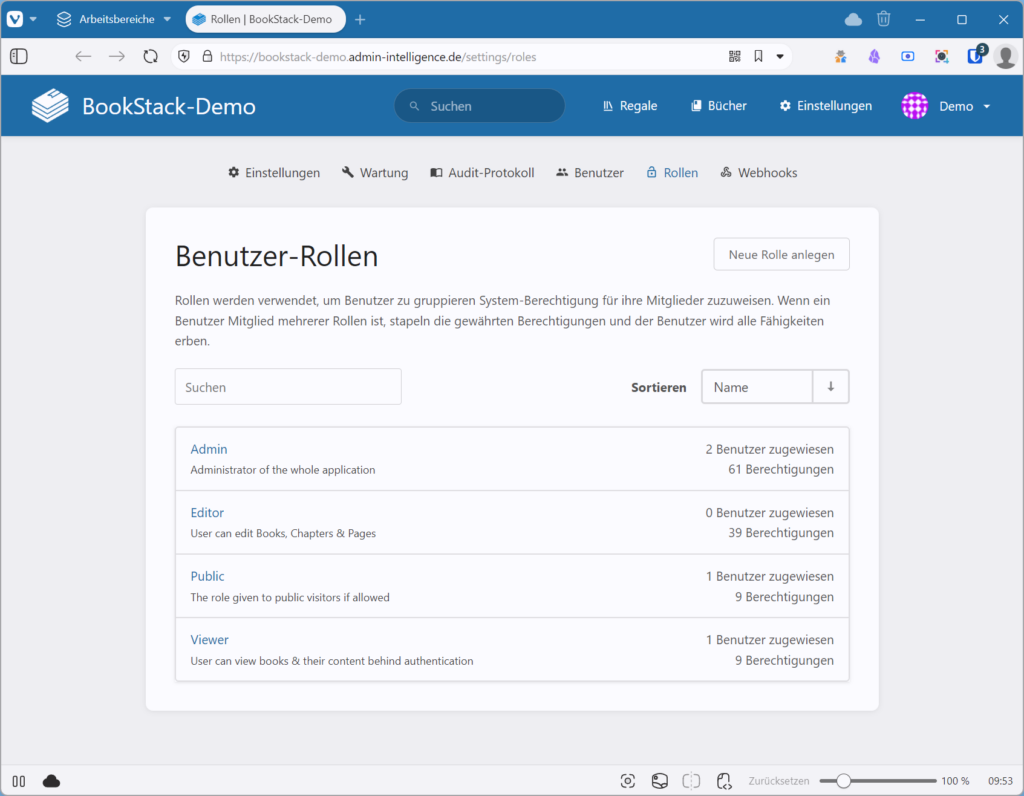 Übersicht der BookStack Benutzer-Rollen im Admin-Backend mit den Standardrollen Admin, Editor, Public und Viewer sowie Anzeige der zugewiesenen Benutzer und Berechtigungen.