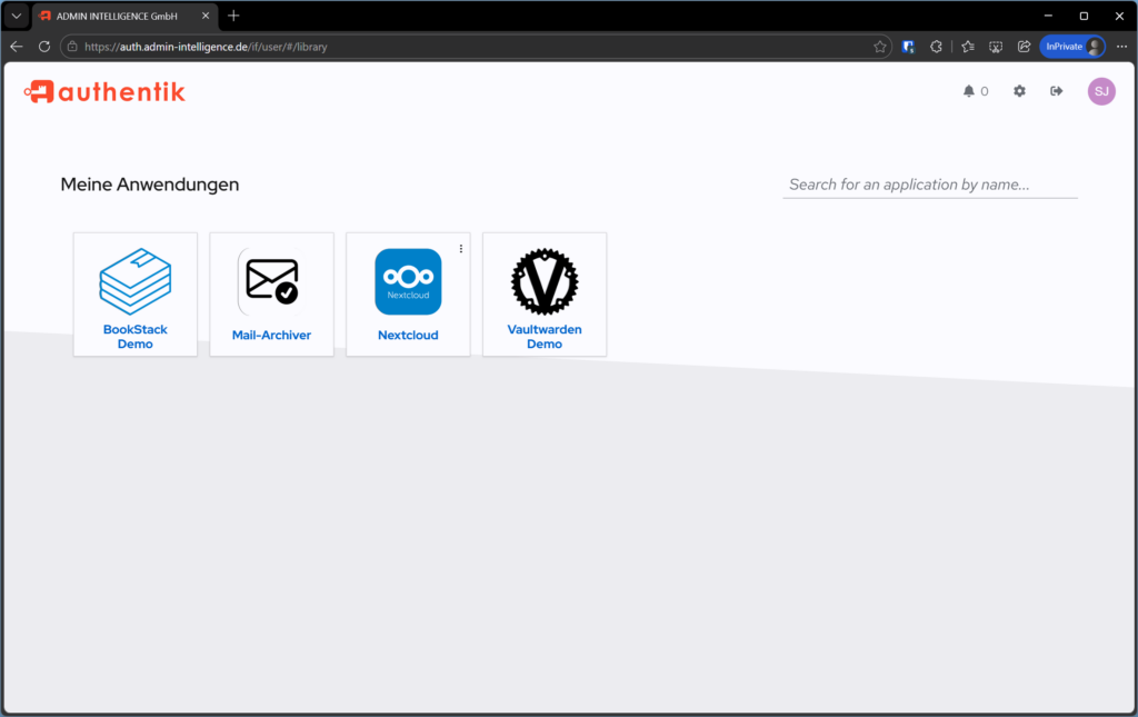 Authentik Dashboard mit Kachel-Übersicht für BookStack, Mail-Archiv, Nextcloud und Vaultwarden im Admin-Intelligence-Portal